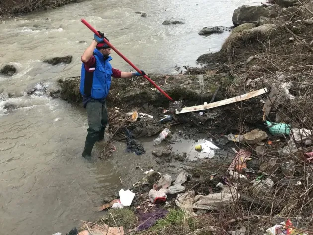 Braşovenii sunt aşteptaţi în 19 martie să strângă gunoaie de pe Ghimbăşel şi Olt 