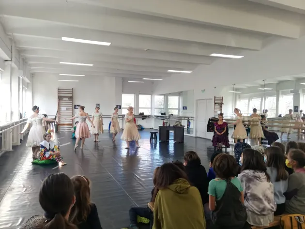 Lecţie de balet pentru cei mai mici dintre spectatori, la Opera Braşov