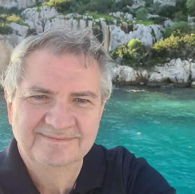 Înnobilat: fără experienţă, un fost muncitor necalificat, cu facultatea terminată la bătrâneţe, pus şef la Loterie