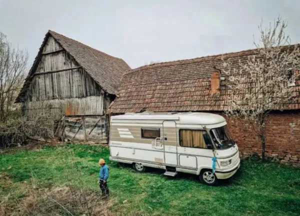 Şi-au luat casă la Viscri şi au inaugurat-o de Paşti, „cazaţi” în curte, în rulotă