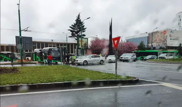 90 de ani, un „sprint” printre mașinile din fața Gării Brașov