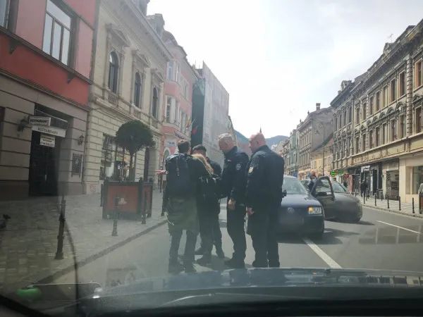 Ignorată de brașoveni, ajutată de jandarmi