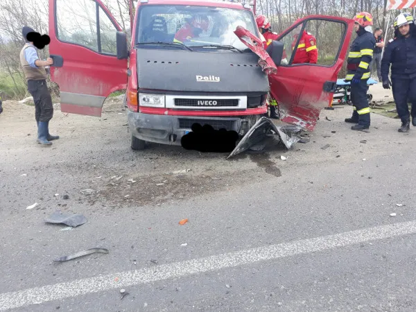 DN 73, la intrare în Bran: Unul desfigurat, unul doar cu ceva zgârieturi