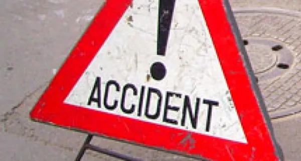 O plimbare în sat, cu mașina, terminată într-un zid, cu trei infracțiuni: N-avea carnet, era băut, iar vehiculul era neînmatriculat