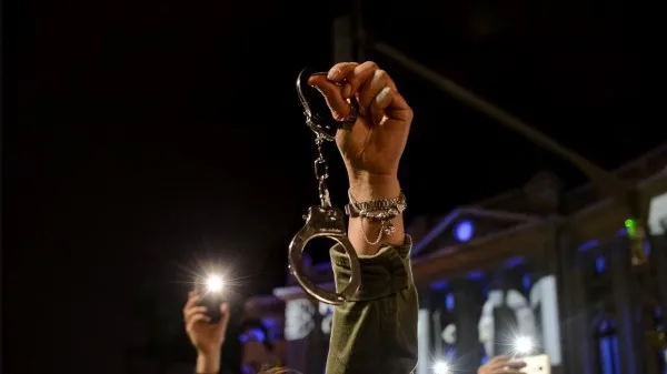 „Cârtiţa” din Poliţie: 6 ani la puşcărie pentru informaţii secrete, „vândute” pe gem, zacuscă şi bibilici