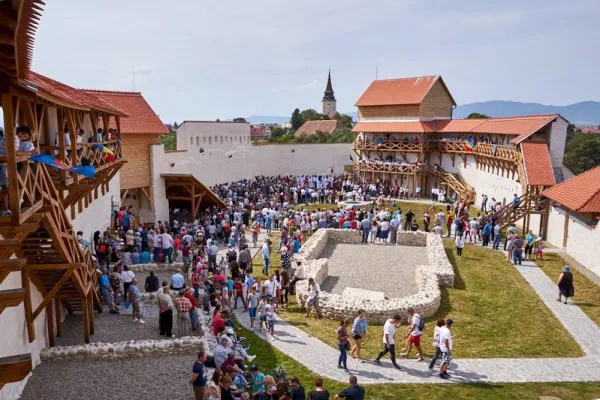 13 proiecte culturale derulate de primării, cofinanţate anul acesta de Consiliul Judeţean Braşov 