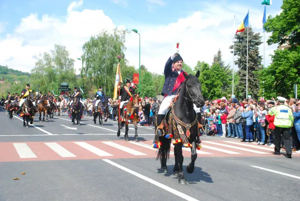 O paradă de 172.000 de lei, în Duminica Tomii: 215 juni călare, câte 800 lei