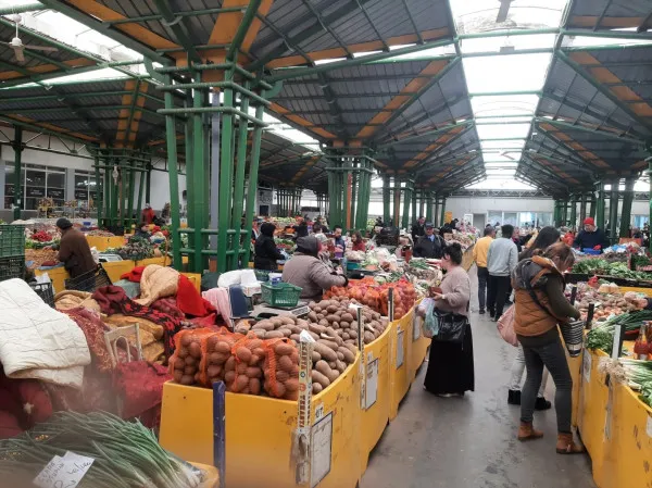 Ora de vară n-a ajuns la Primărie: În forfota Paştelui, comercianţii din pieţele Braşovului sunt nemulţumiţi că trebuie să închidă tarabele la 19.00