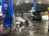 Beat la volan, la două noaptea, a lovit o staţie de carburant