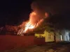 Flăcările le-au distrus casa, comunitatea îi ajută să şi-o recapete