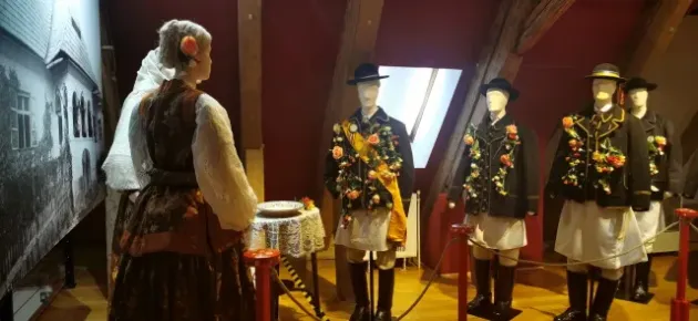 „Costumele Junilor şi hainele româneşti din Şchei şi Braşovechi”, în expoziţie la Muzeul Civilizaţiei Urbane a Braşovului