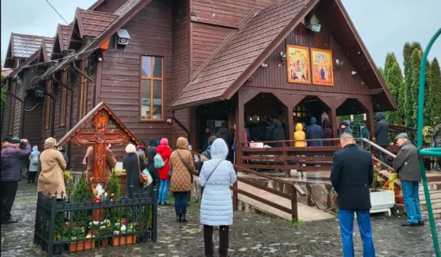 Florii „de zăpadă”. Ce faci cu ramurile de salcie luate de la Biserică, după ce se usucă