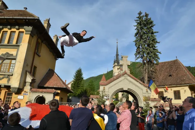 „Uite, bă, că vine cu căţaua!”. Ce făceau şi nu mai fac Junii Braşovului azi, în Joia Luminată