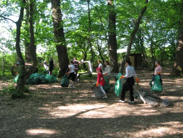 „Curăţăm România”: ministrul Cîmpeanu anunţă acţiuni de voluntariat în şcoli, în aprilie