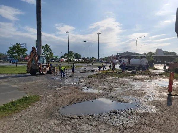 Avarie majoră la conducta de apă ce alimentează oraşele Codlea şi Ghimbav. Afectată a fost şi zona Braşov Autoliv