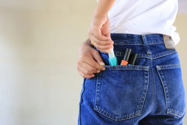Prinşi cu sacoşa de cosmetice şi predaţi Poliţiei
