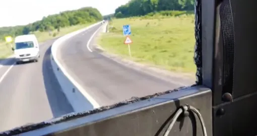 „Decapotabila” Codreanu: Polițiștii făgărășeni cercetează cazul autobuzului fără lunetă