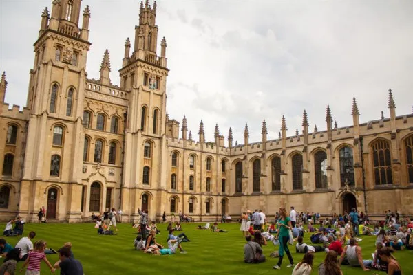 Înscrieri pentru Şcoala de vară Oxford for Romania, până în 15 mai