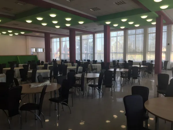 Unde-i domneală…: Joburile de ajutor la cantinele Universităţii încă îşi caută muşterii