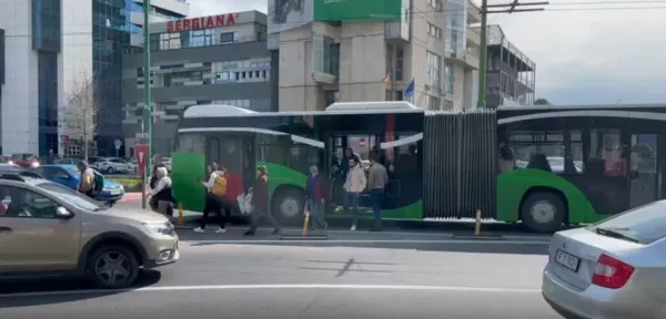 Căzută în autobuz, preluată de SMURD şi dusă, cu probleme la coloană, la Urgenţe