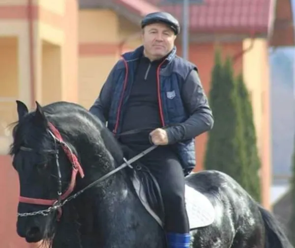 54 de ani, a murit „din picioare”: Costică Şerban, proprietarul Hotelului Grand Hotel Perla Ciucaşului din Tărlungeni, cunoscut braşovenilor după restaurantul ce i-a purtat numele, a făcut infarct la volan