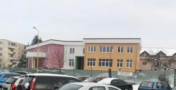 Creşa de pe strada Apollo, tot închisă. Părinţii şi-au pierdut timpul cu actele