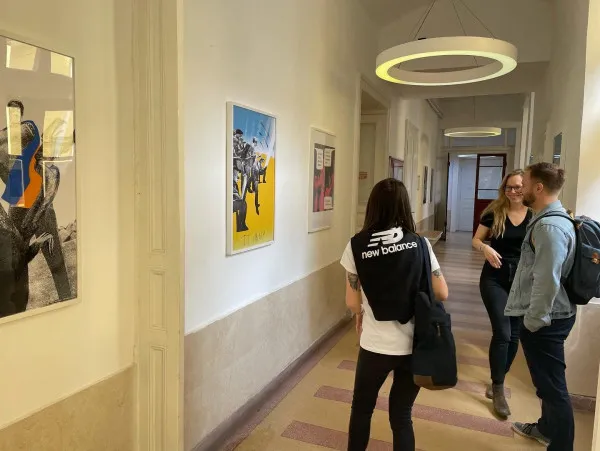 În premieră în România, la Braşov: Viziunea ilustratorilor ucraineni pe tema războiului