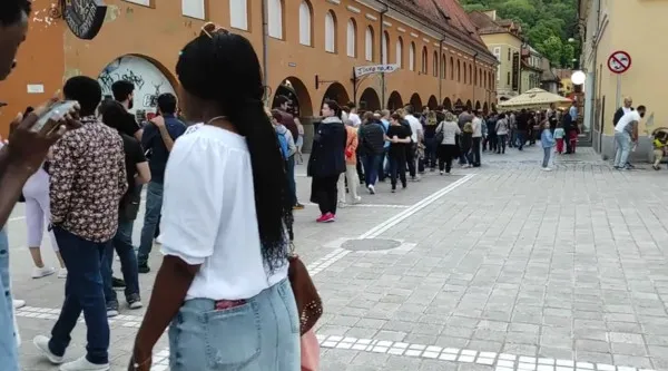 Coadă la cultură: Noaptea muzeelor a adus aceleaşi cozi la uşa instituţiilor de cultură din judeţul Braşov