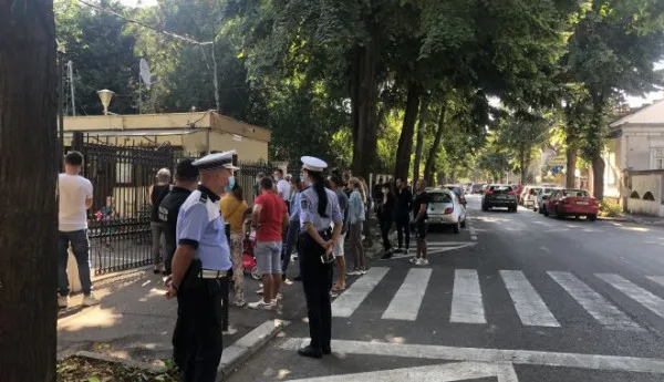 20 de şcoli verificate de Poliţie