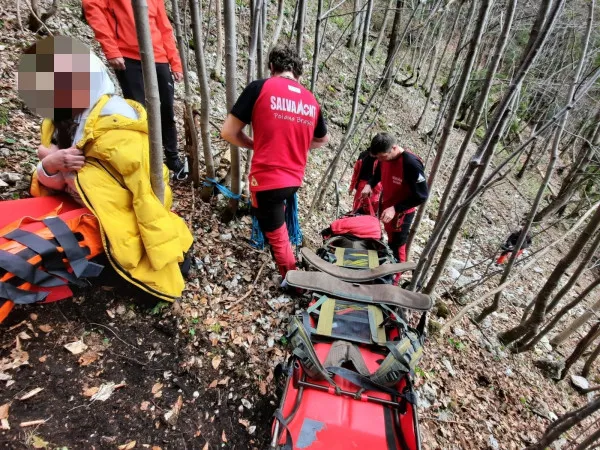 Scoasă din râpă, după 4 ore. A căzut, a rămas cu o țepușă de lemn, înfiptă ca un cuțit, în picior