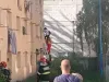 Salvați pe geam, din fața flăcărilor