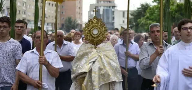 Procesiune catolică pe străzile Braşovului