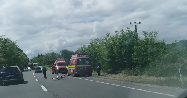 Accident pe DN1, la Sâmbăta de Jos: Un biciclist şi un motociclist au fost răniţi