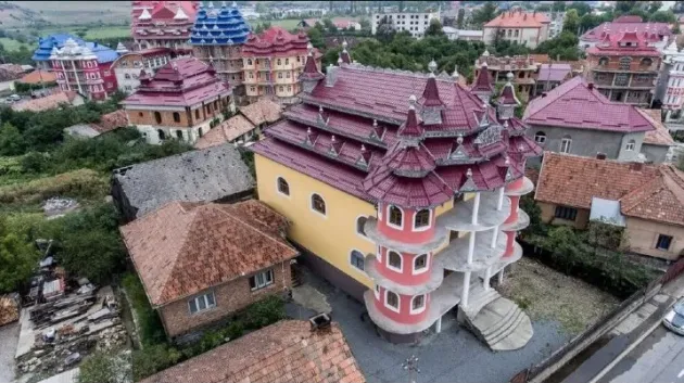 De ce îşi fac romii palate şi nu case normale?