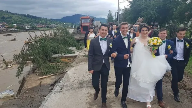 Family Start: Guvernul îţi dă bani să te însori, să faci botezul şi să-ţi iei maşină