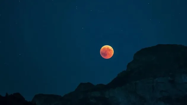 Duminică, vizibilă şi de la Braşov: „lună însângerată”