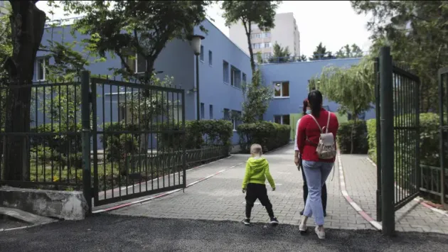 Părinţii pot sta 10 zile cu copilul la creşă