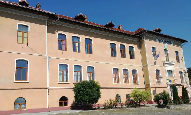 Liceul „Şt.O. Iosif”, din Rupea, la ceas aniversar. S-au împlinit 100 de ani de când a fost dat Decretul Regal pentru această şcoală şi 70 de ani de când instituţia pregăteşte liceeni
