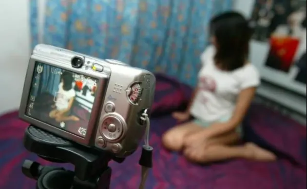 După 30 de zile în beciul Poliţiei, şi-a recunoscut fapta: pornografie infantilă, cu 2 fete