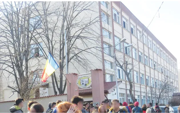 Sentinţă de la Braşov: 60.000 de lei pentru o profesoară înjunghiată în şcoală