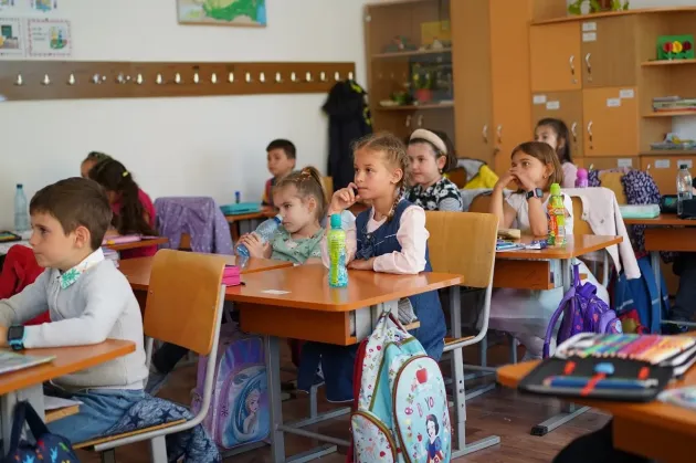 Compania Apa, lecţii de utilizare a canalizării, într-o şcoală din Braşov, unde reţeaua se înfundă în fiecare lună  