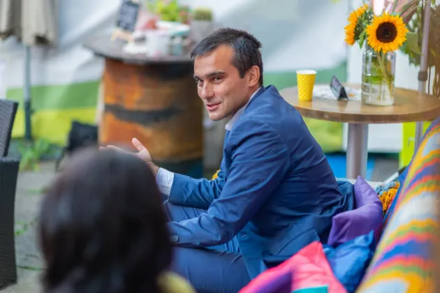 Vâlva lunii, pe Facebook: „Un drogat la Primăria Braşov?!?”