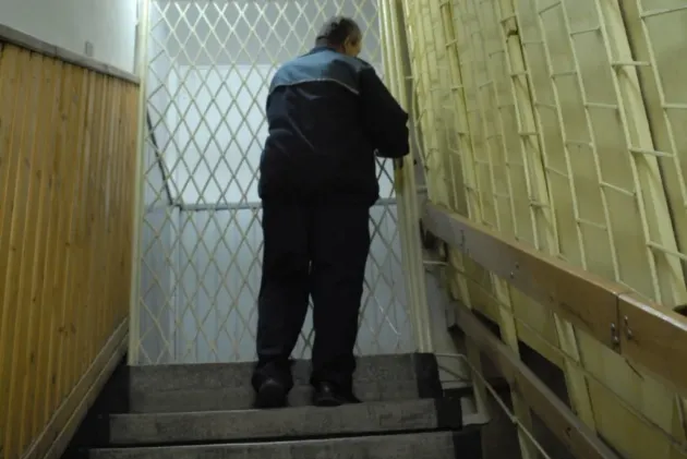„Cârtiţa” 2: Poliţistul rămâne în arestul IPJ