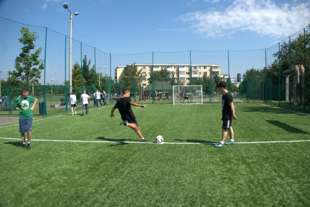 Primăria Braşov schimbă echipamentele sportive din şcoli: achiziţie de 899.451 lei