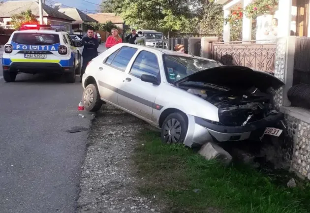 18 ani, „botezul” de şofer:  beat, a furat o maşină şi a intrat în gard