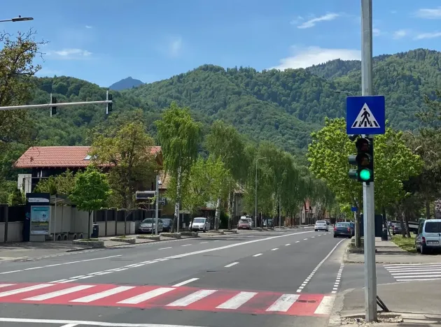 Încă o „zebră” cu semafor în municipiul Brașov, din 19 mai. Aceasta este în cartierul Noua