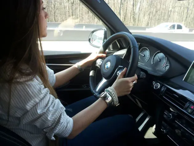 Hălchiu: A vrut să-şi înveţe fata să conducă, dar s-au ales amândoi cu dosar penal