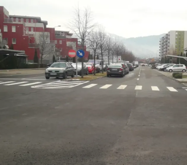 La 18 ani, fără carnet, a „împrumutat” o maşină şi a plecat noaptea la plimbare