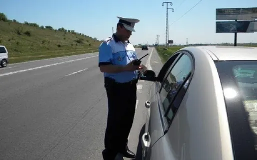 Cum mai dau şoferii mită: 200 de lei lăsaţi în portbagaj