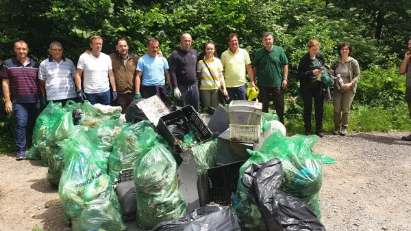 Peste 1.000 de saci de deșeuri, strânși de angajații mai multor instituții publice brașovene de pe drumul Predeal – Râșnov